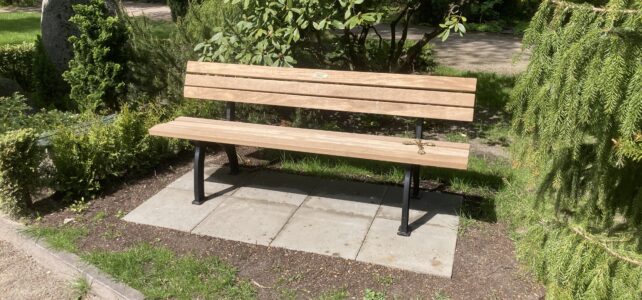 Neue Friedhofsbänke gespendet Neue Friedhofsbänke gespendet